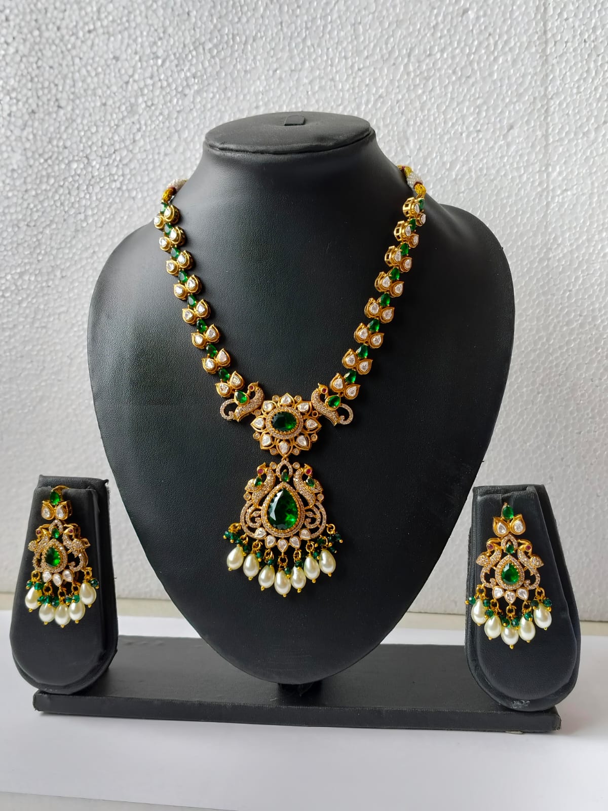 Emerald Gayatri Heritage Jewellery Set