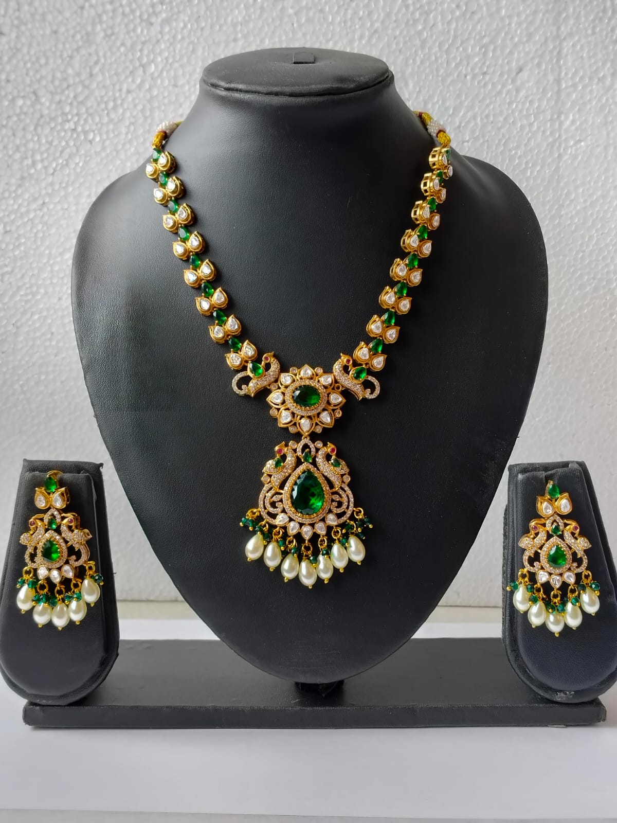 Emerald Gayatri Heritage Jewellery Set