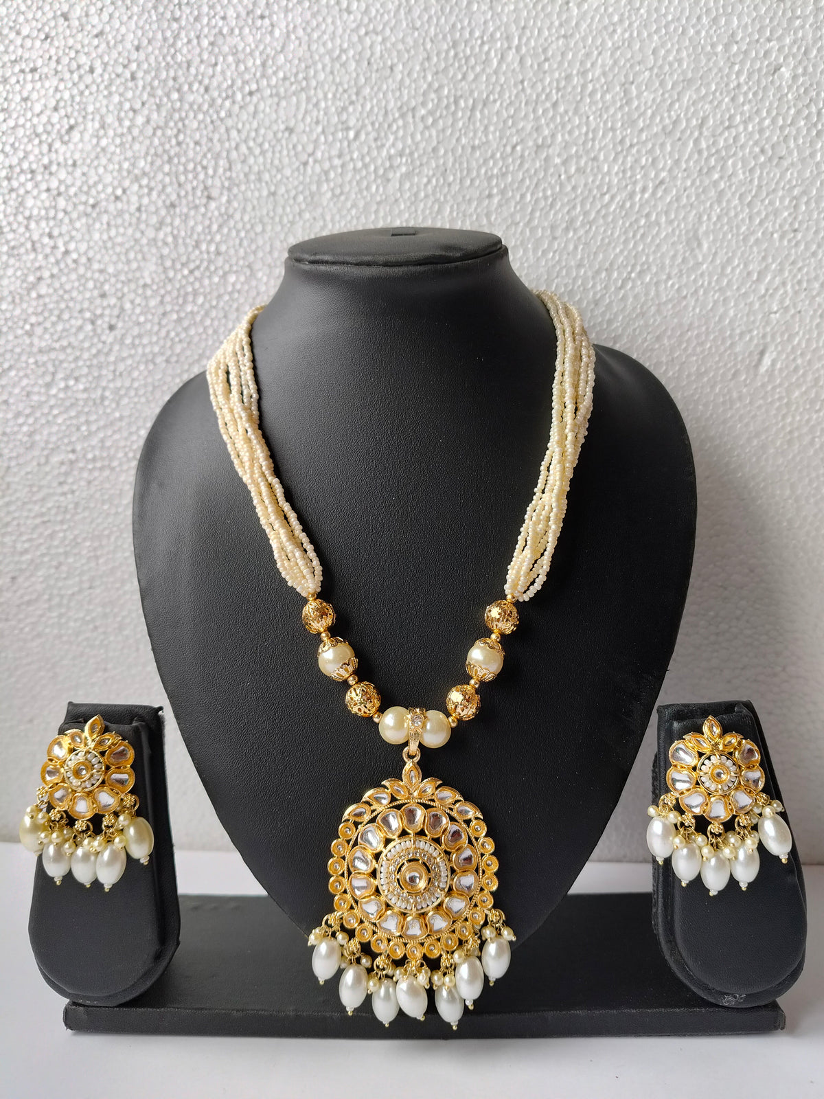 Golden Kiara Kundan Jewellery Set