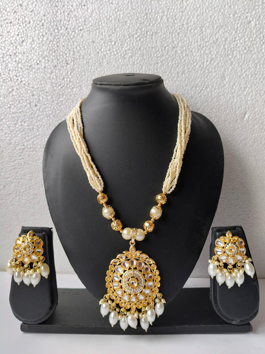 Golden Kiara Kundan Jewellery Set