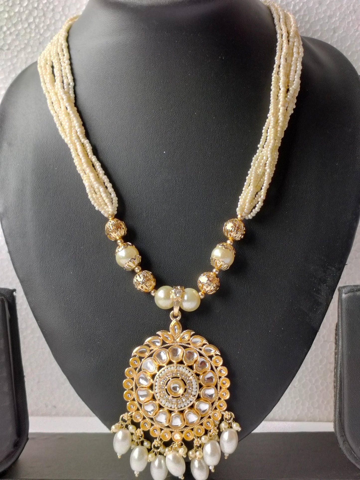 Golden Kiara Kundan Jewellery Set