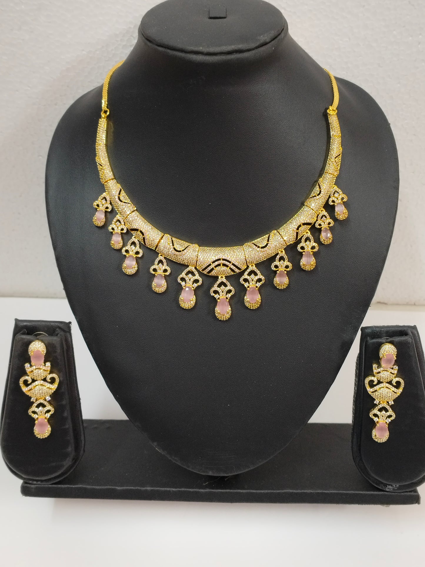 Golden Saara Hasli Victorian Jewellery Set
