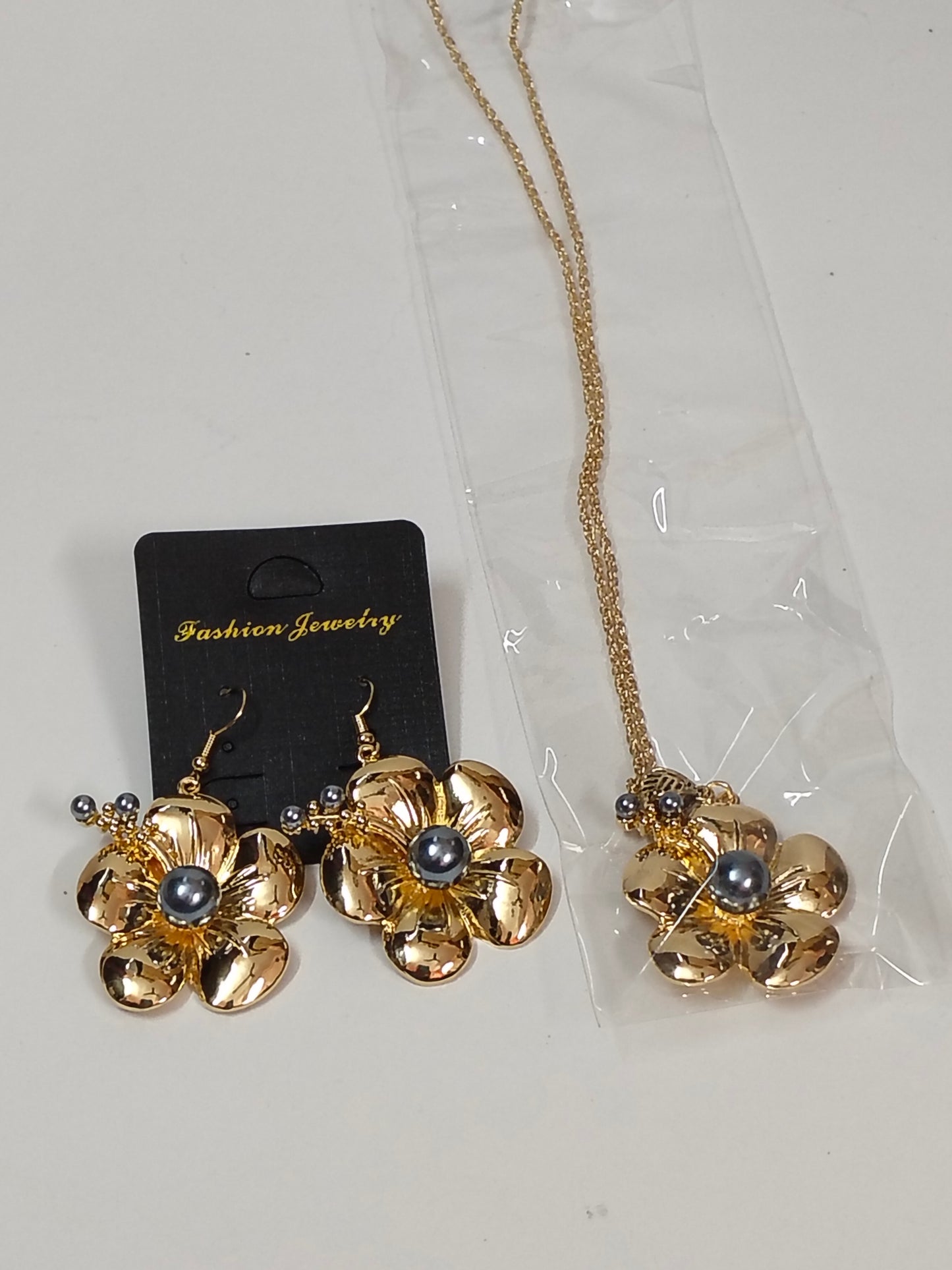 Golden Juhi Western Pendant Set