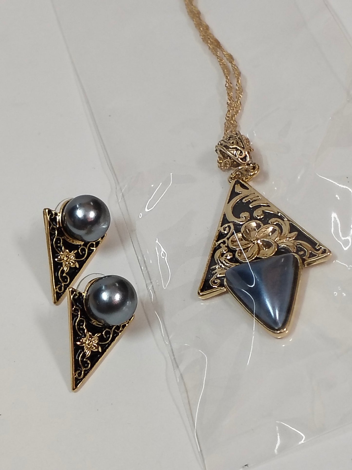 Grey Trikona Western Chain Pendant Set