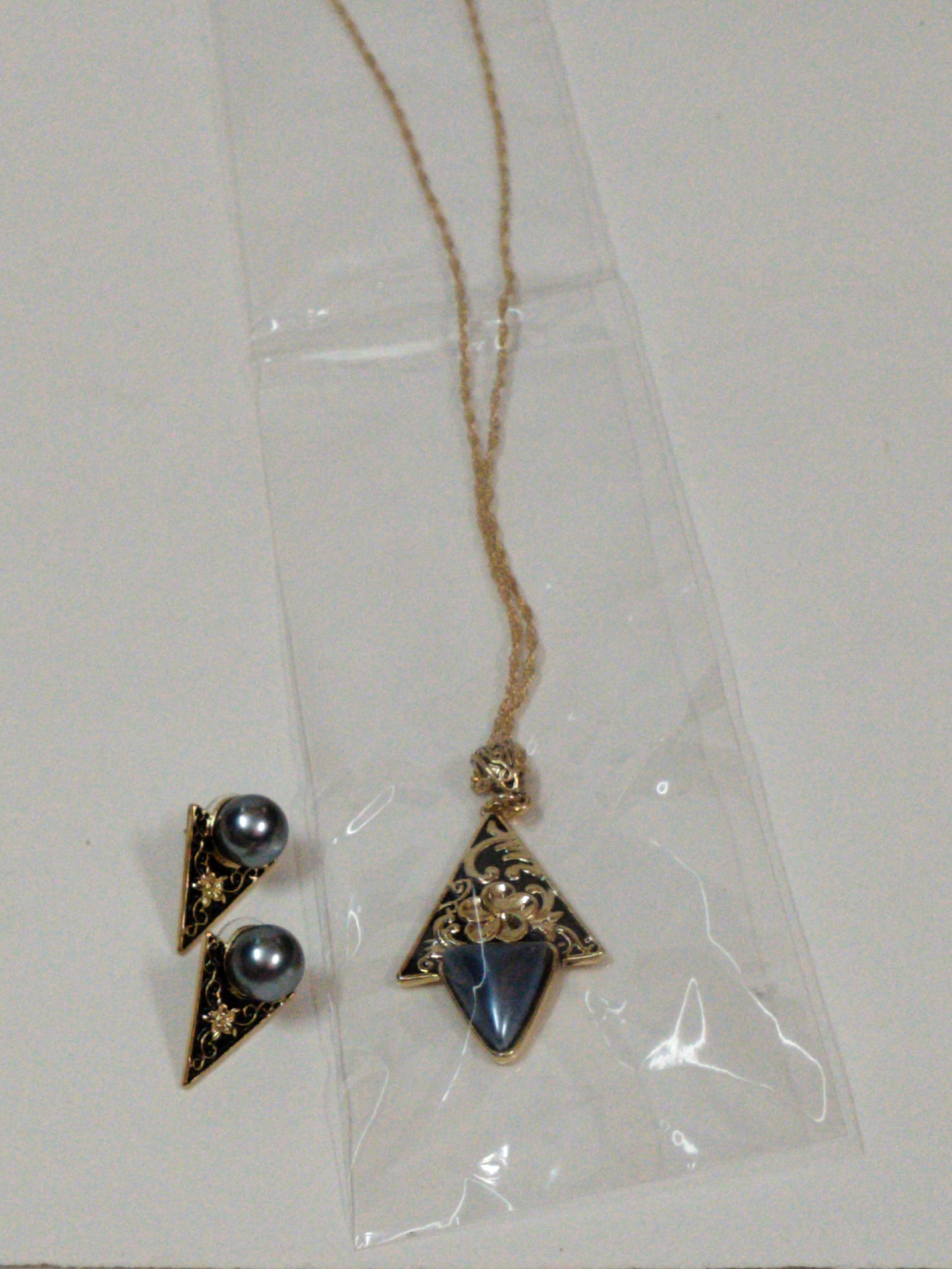 Grey Trikona Western Chain Pendant Set
