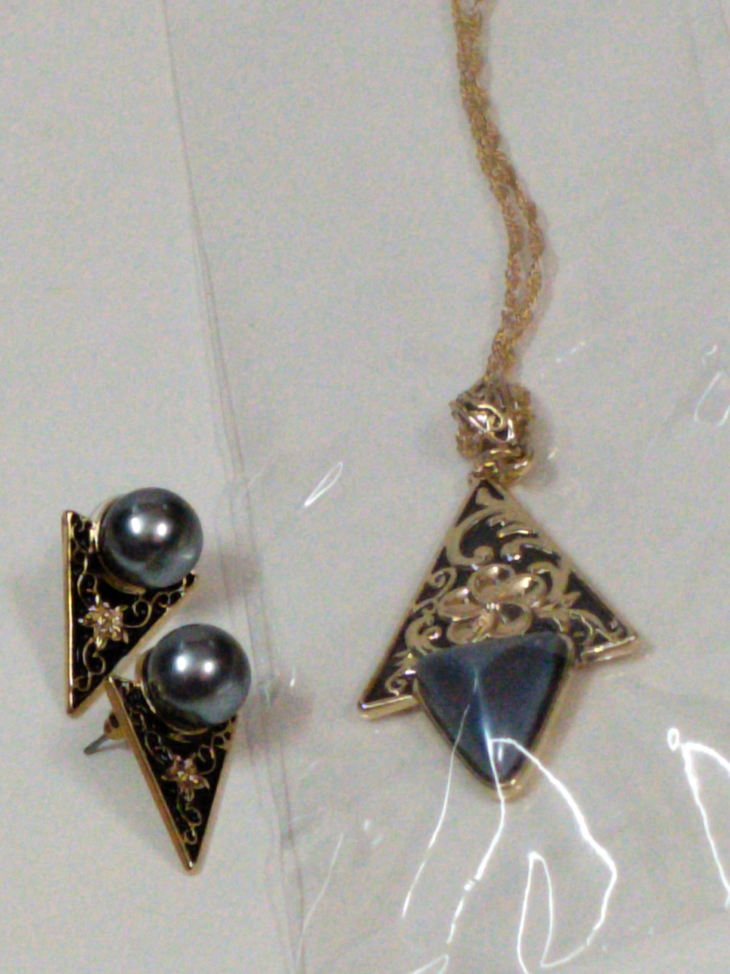 Grey Trikona Western Chain Pendant Set