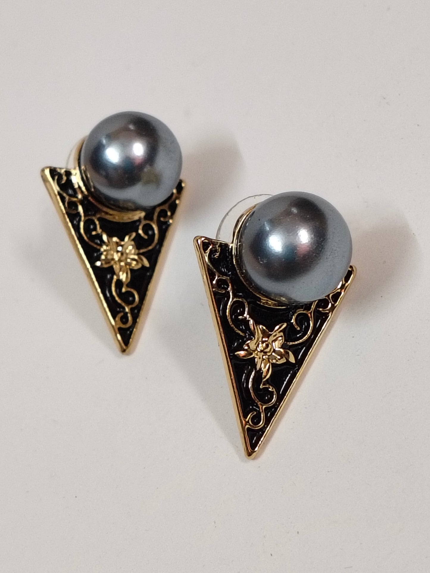 Grey Trikona Western Chain Pendant Set