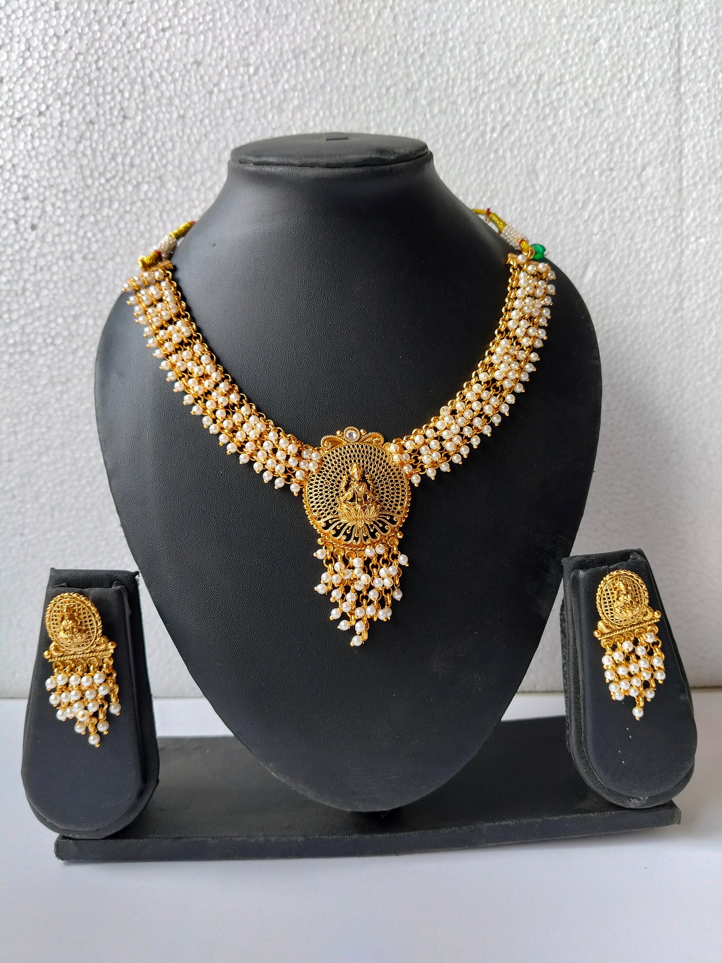 Moti Sanvi Temple Jewellery Set